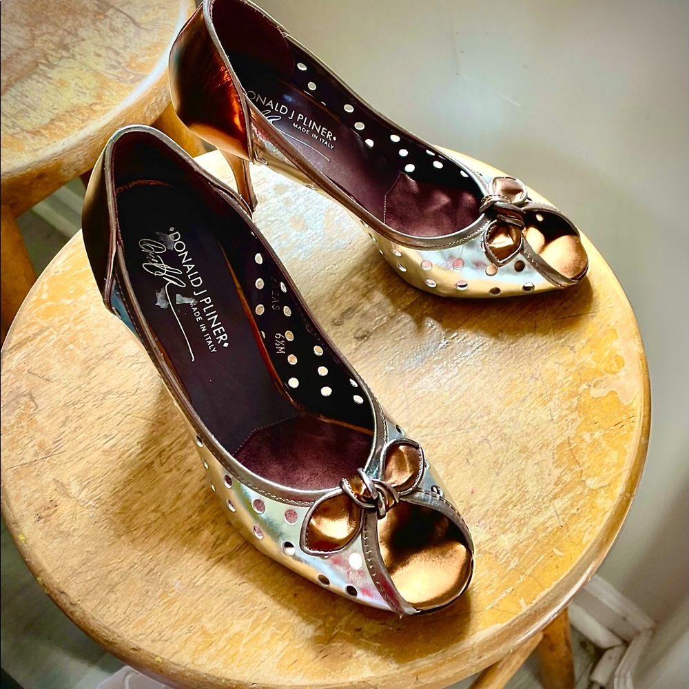 STUNNING Donald J. Pliner bronze/platinum open peeptoe sandal Hand Made in Italy